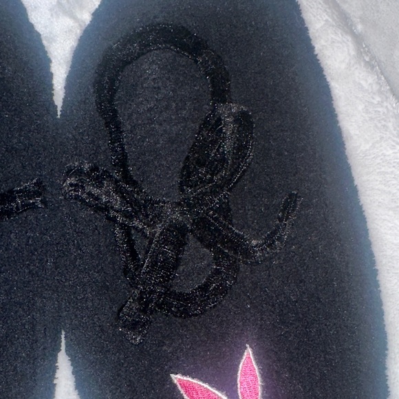 PLAYBOY Black Plush Slip-On Slippers with Pink Bunny Emblem - Picture 4 of 8